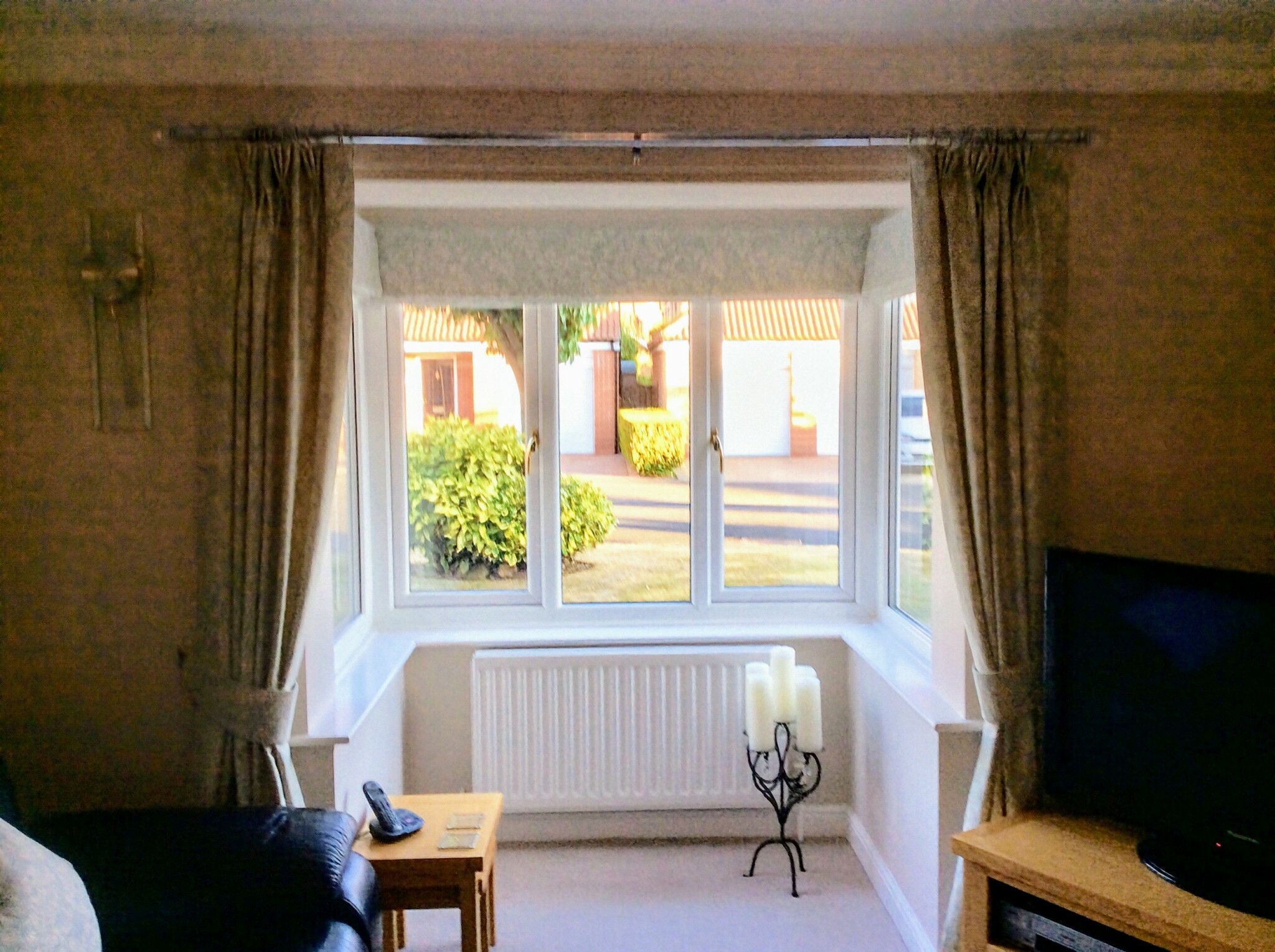 3 Roman blinds and show curtains